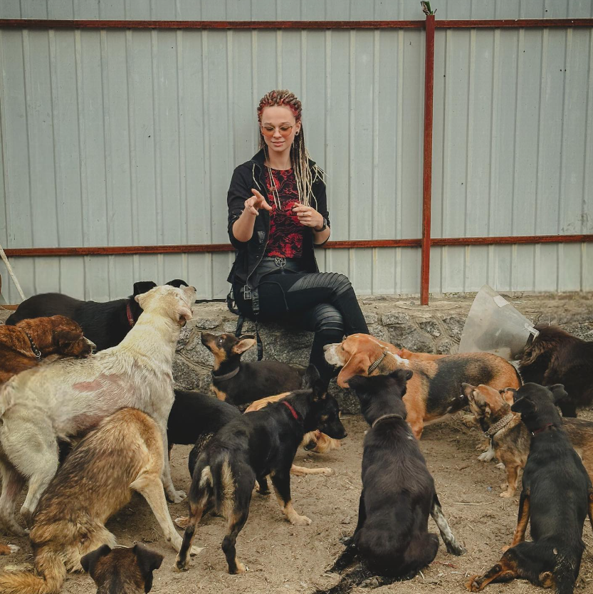 "Тварини мені як діти". Де зараз Анастасія Тиха, яка врятувала собак з Ірпеня на початку війни